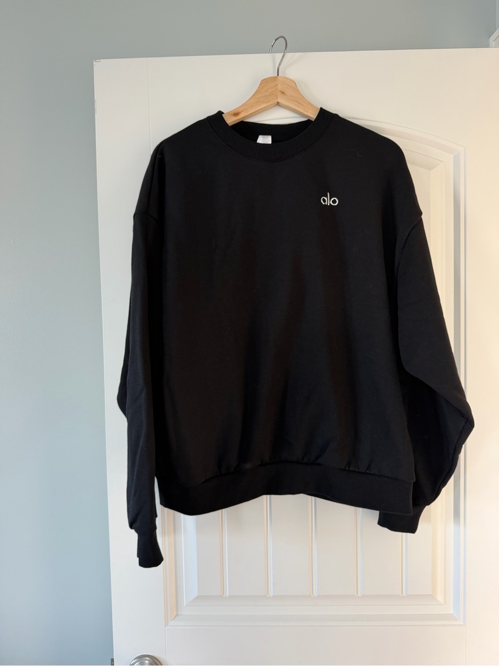 ALO Yoga Men's Black Crewneck Sweatshirt with Small Logo